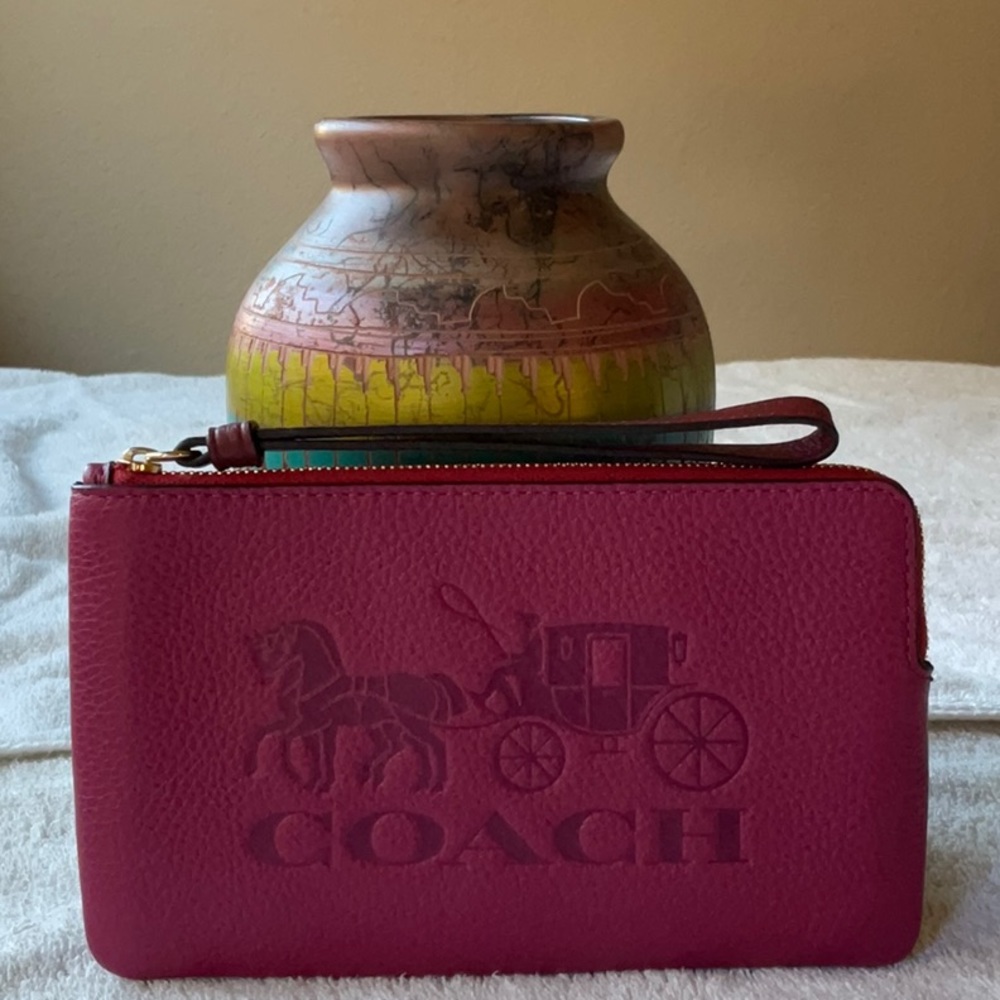 🐴 COACH LARGE CORNER WRISTLET WITH HORSE AND CARRIAGE 🐴 - Picture 7 of 16